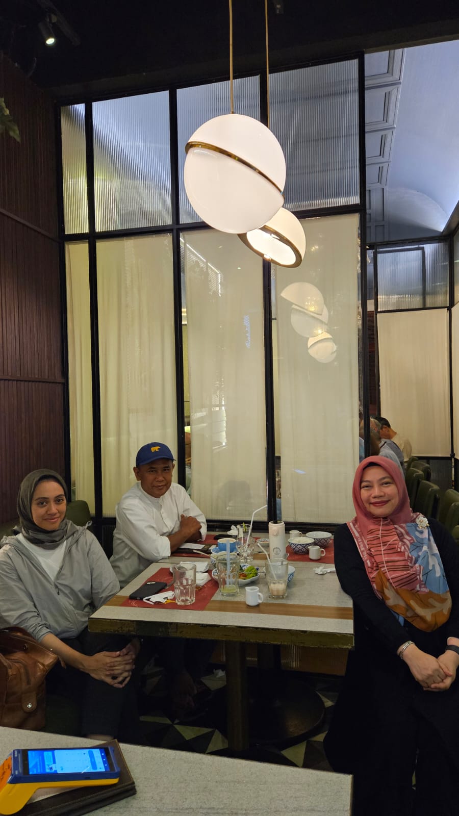Yang tidak bisa ikut makan bersama di kantor, kadang memaksa makan di mall. Jika tidak dituruti bikin heboh.