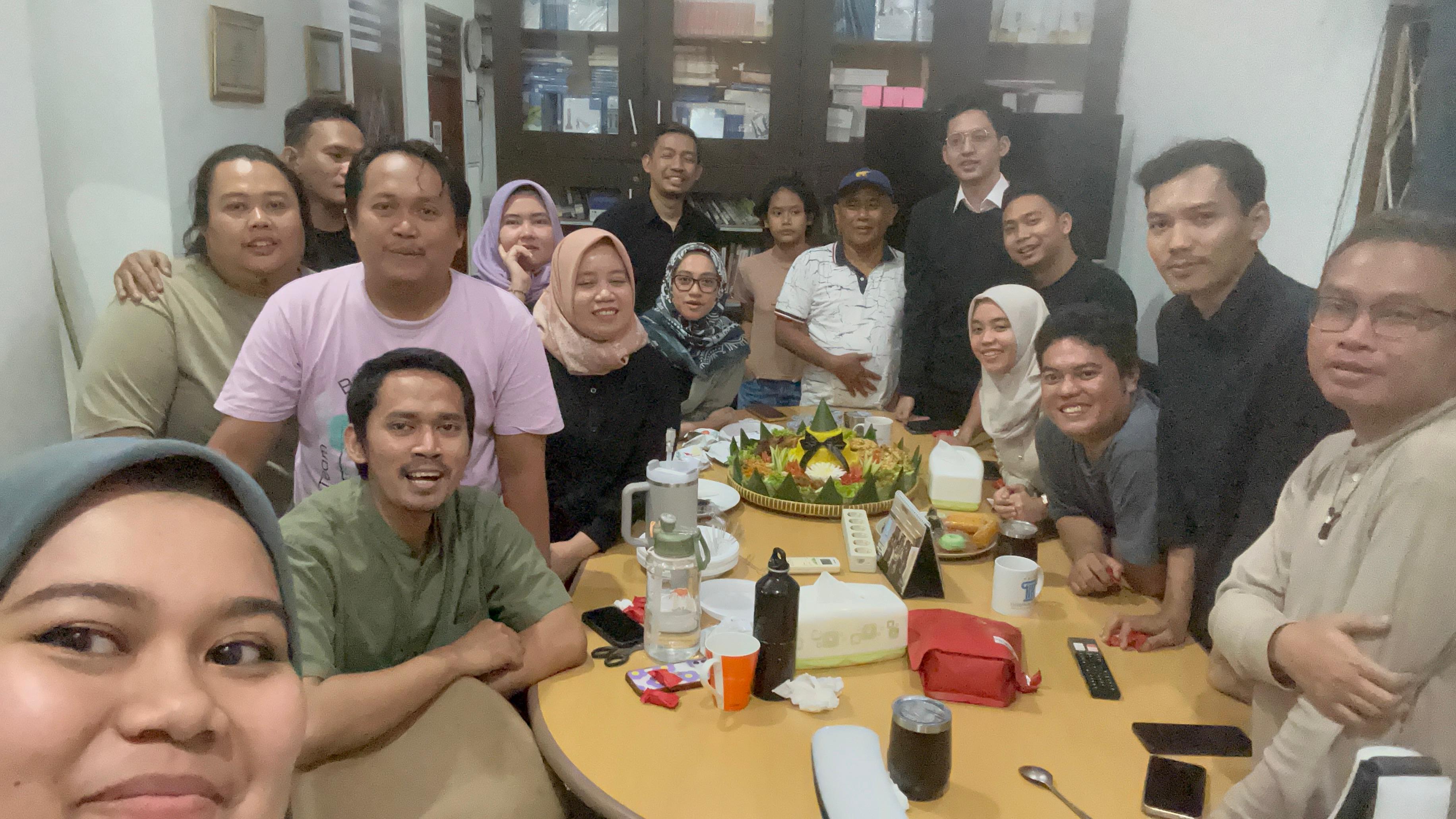 Kami, orang-orang Perludem, biasa makan bersama, baik bayar sendiri, patungan, maupun traktiran. Kali ini nasi tumpeng dan perlengkapannya dibayar bendahara kantor.