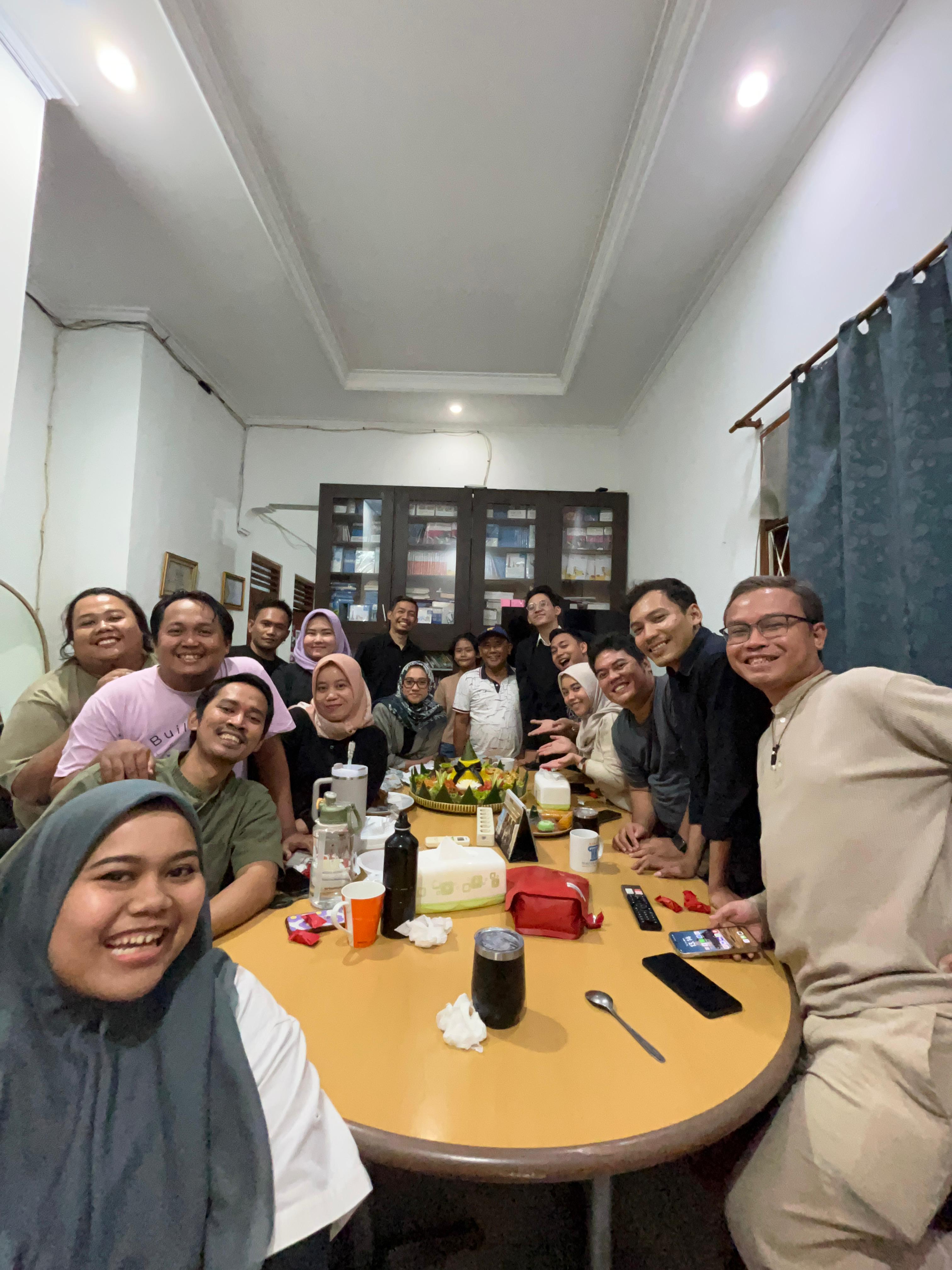 Jumlah kami 17 orang, kadang juga 20 orang. Ruang rapat, ruang tamu, sekaligus ruang makan bersama, masih mampu menampung.